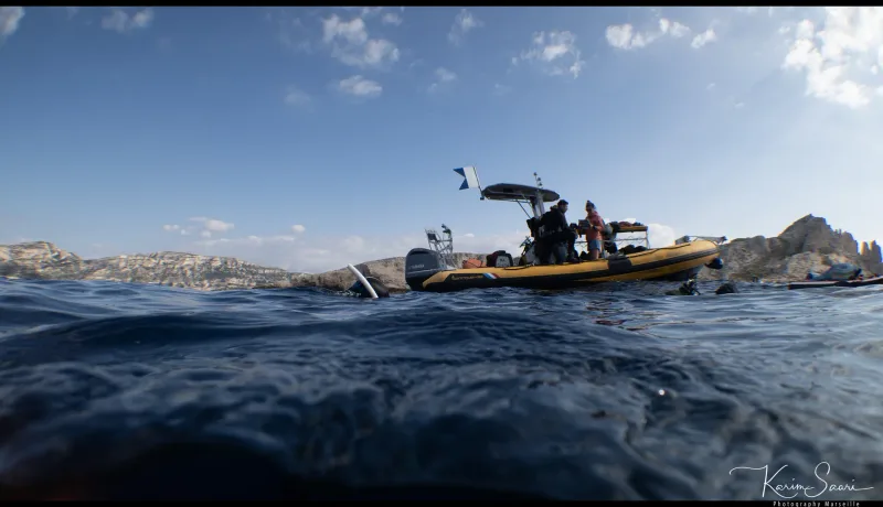 Mission Projet Sentinelle Marseille — Bateau — © Karim Saari, photographe sous-marin Marseille