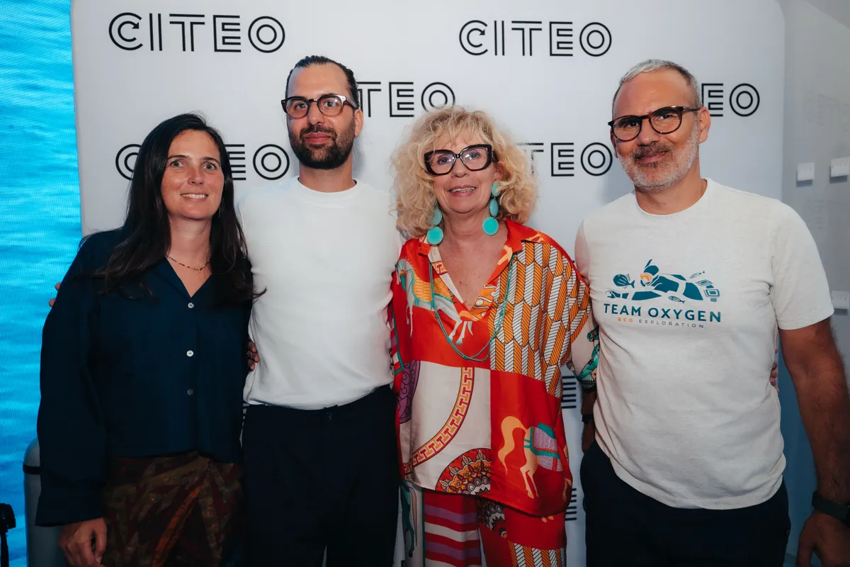 Karim Saari et l'équipe devant le mur CITEO à la Villa Cosquer Méditerranée pour la projection d'Oxygène