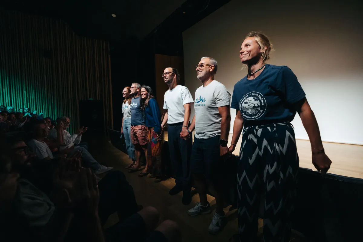 L'équipe Team Oxygen sur scène devant le public après la projection du film Oxygène, Villa Cosquer Méditerranée