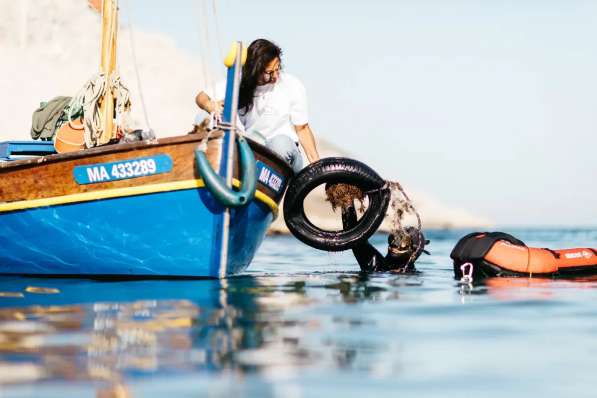 Barquette de dépollution — Campagne Pirates du Plastique dans les Calanques de Marseille