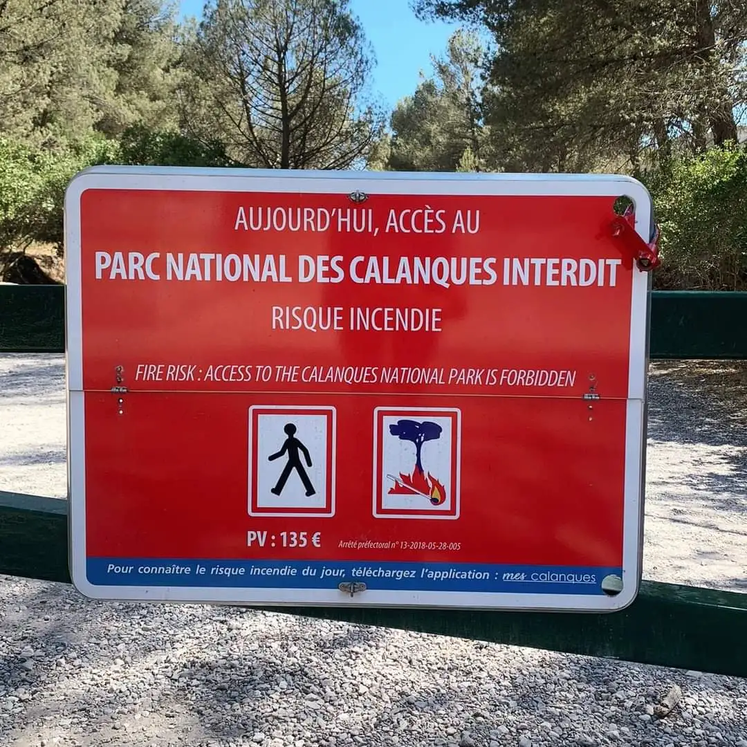 Panneau rouge officiel — Accès au Parc National des Calanques interdit, risque incendie, PV 135 €
