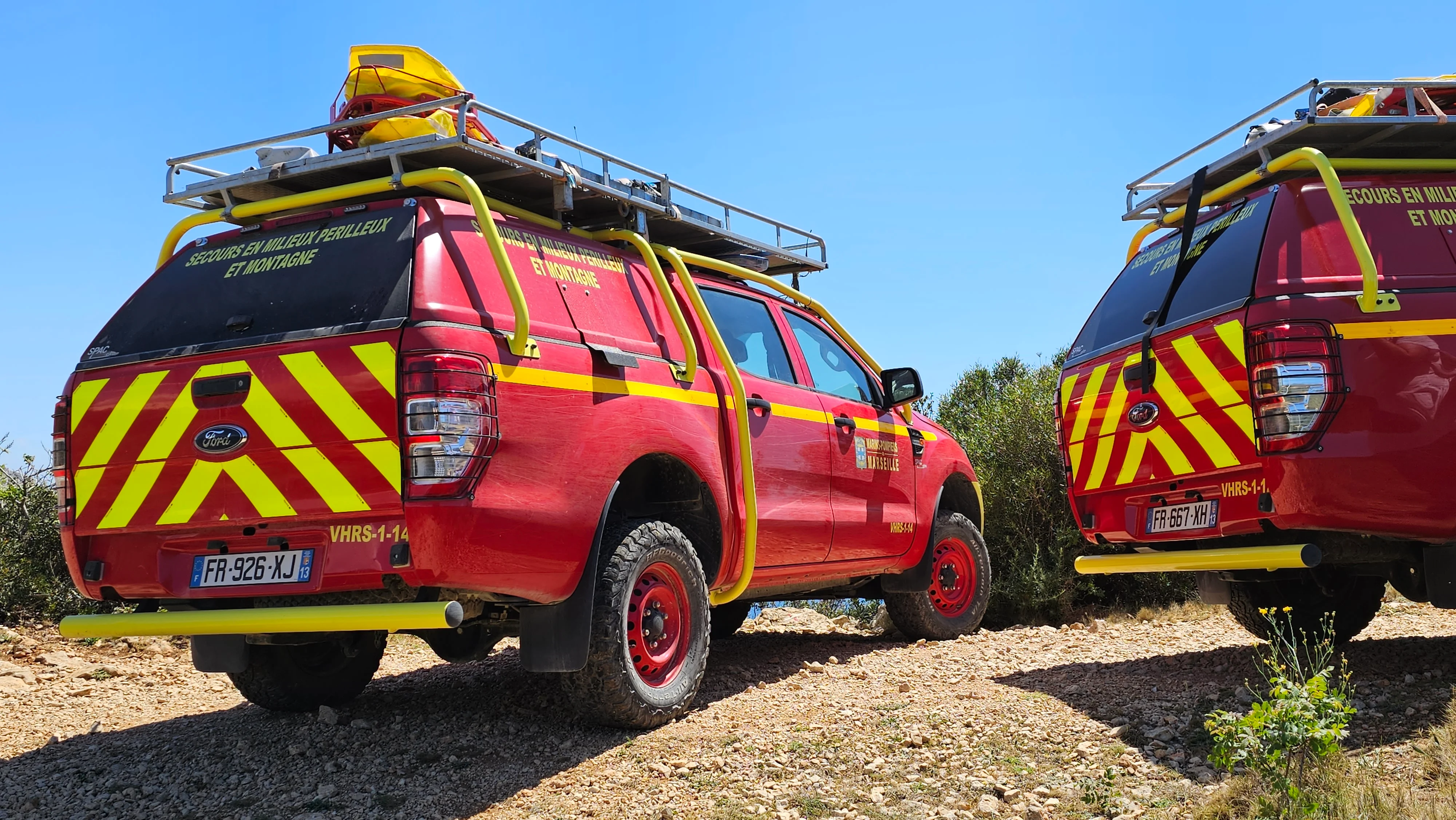 Véhicules 4x4 du SDIS 13 en patrouille dans les massifs forestiers des Bouches-du-Rhône — surveillance incendie Calanques