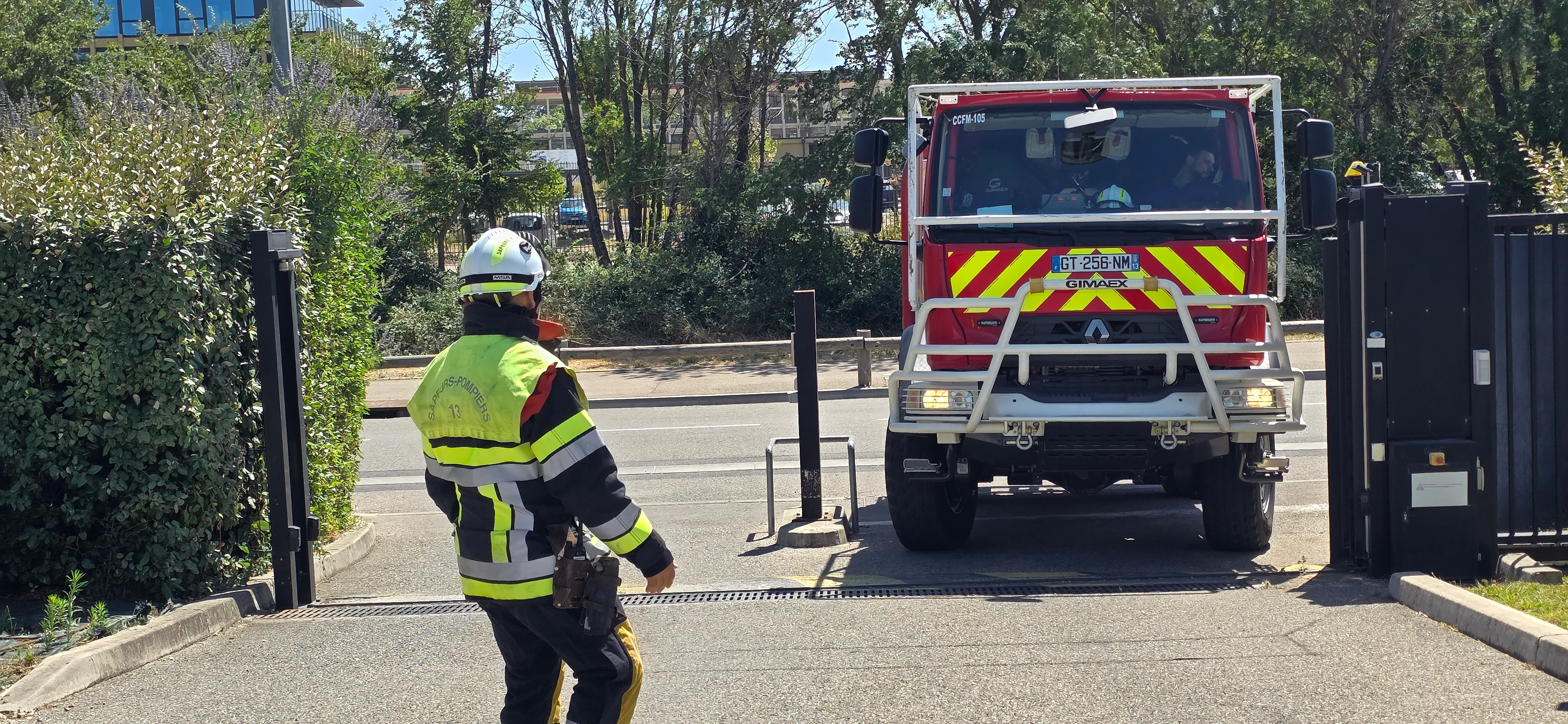 Sapeur-pompier guidant un camion de secours — intervention des pompiers de Marseille face au risque incendie