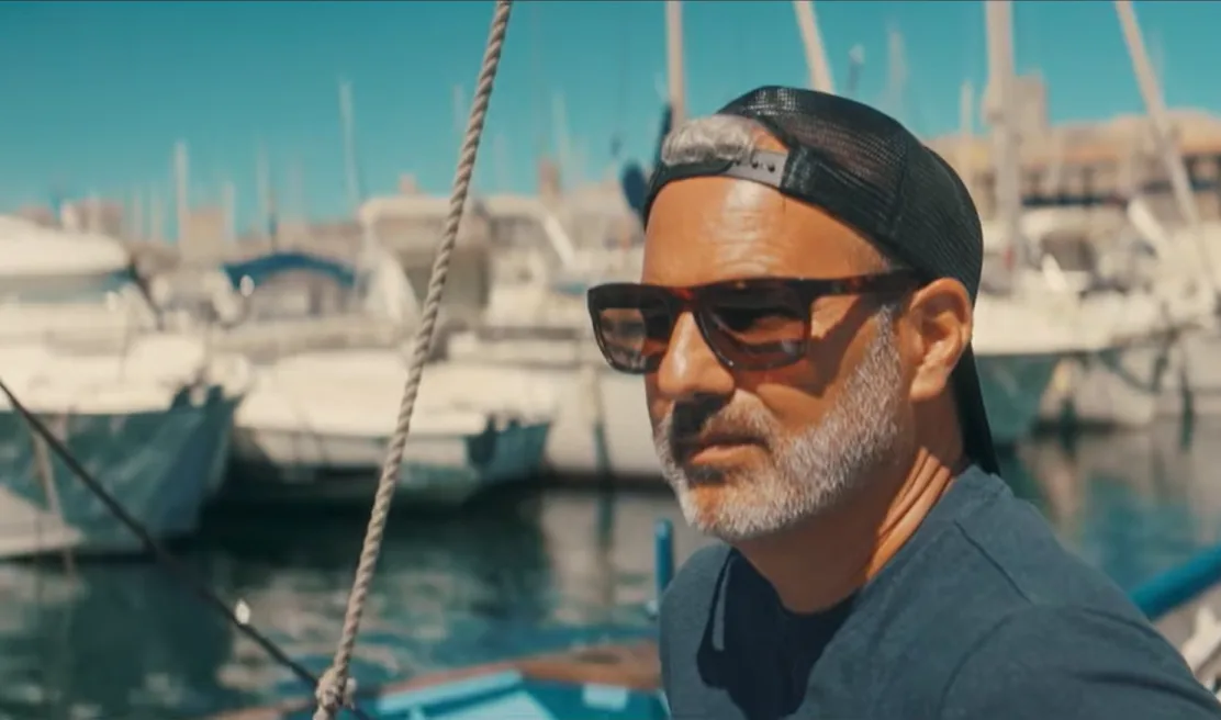 Karim Saari sur une barque dans le Vieux-Port de Marseille — court-métrage Fondation Green-Got