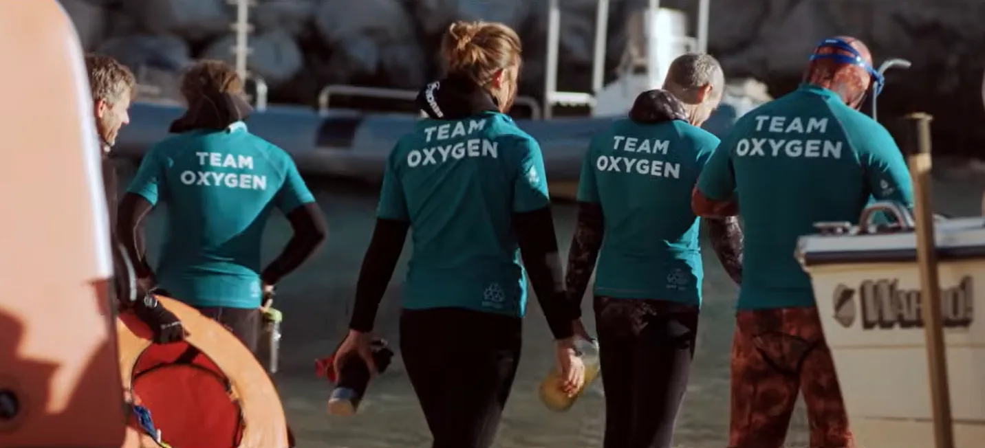 Les apnéistes de Team Oxygen rejoignant la mer pour une mission de dépollution — court-métrage Fondation Green-Got