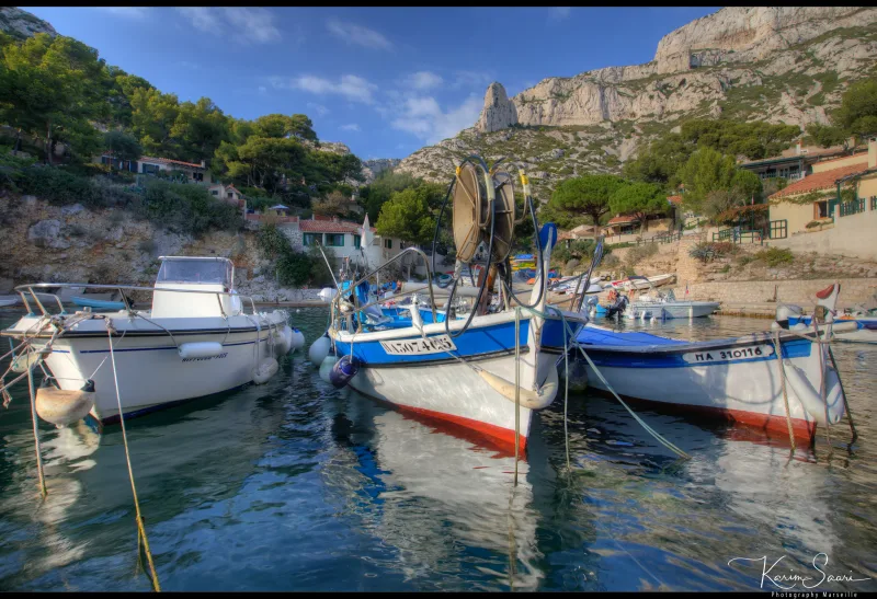Barques de pêche traditionnelles amarrées dans un port de calanque sous les falaises calcaires — Marseille