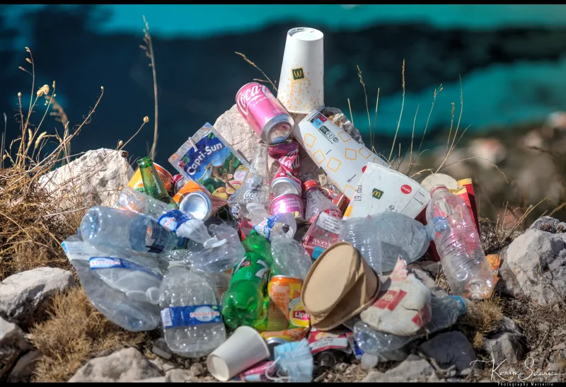 Amas de déchets plastiques collectés dans les Calanques — bouteilles, canettes, emballages — Projet Sentinelle Dark Massilia