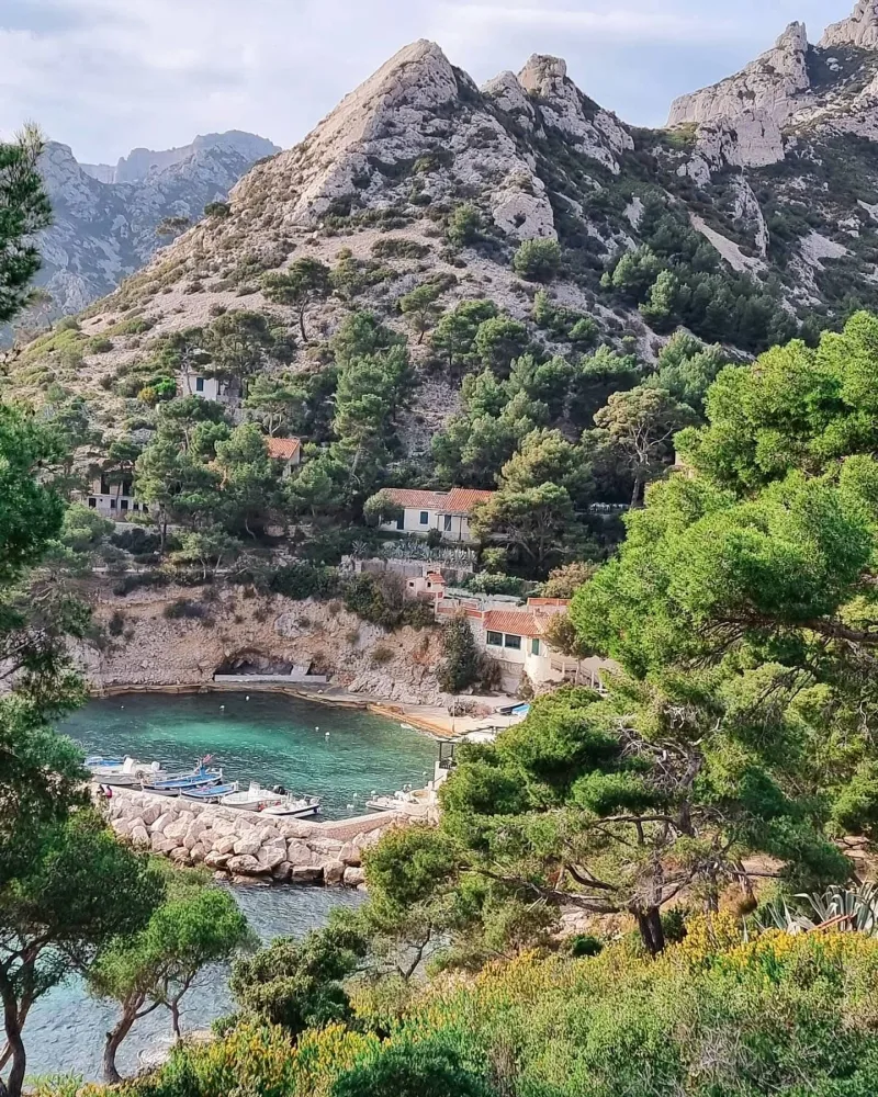 Paysage de la calanque de Sormiou, Marseille — eau turquoise et falaises calcaires méditerranéennes — © Karim Saari