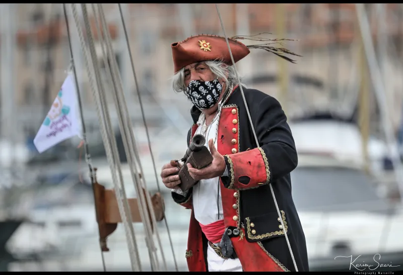 Personnage costumé en pirate avec masque et pistolet factice — Vieux-Port de Marseille