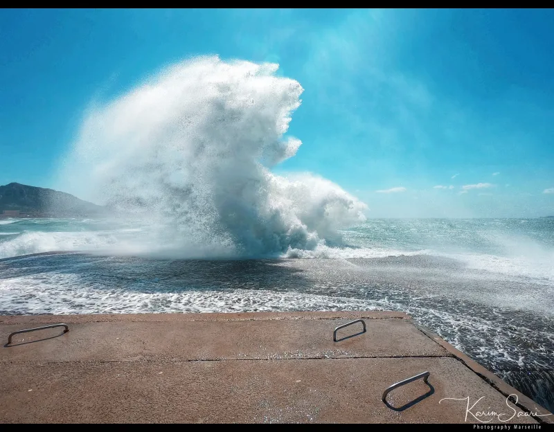 Vague du mistral s'écrasant sur le quai en Méditerranée — photographie de tempête à Marseille par Karim Saari