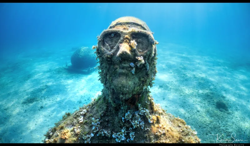 Sculpture sous-marine colonisée par les algues et coraux — musée subaquatique Méditerranée — © Karim Saari, photographe sous-marin Marseille