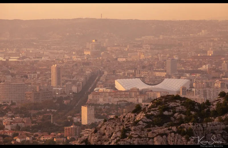 Vue panoramique sur le littoral méditerranéen et le stade de Marseille — © Karim Saari