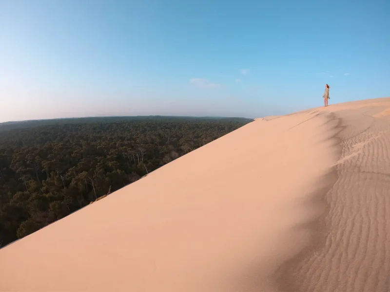 Silhouette au sommet de la Dune du Pilat face à la forêt des Landes — photographe Arcachon Karim Saari