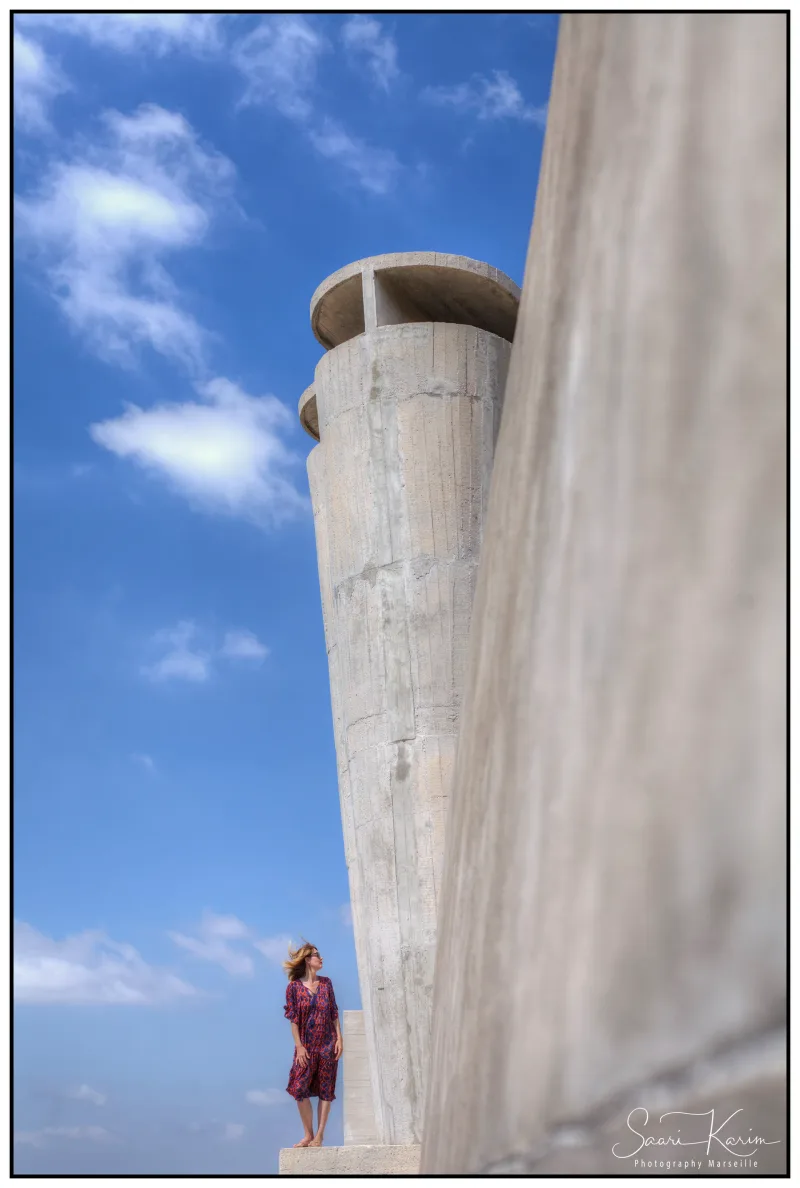 Femme au pied de la tour du Corbusier à Marseille, architecture brutaliste — photographe Marseille Karim Saari