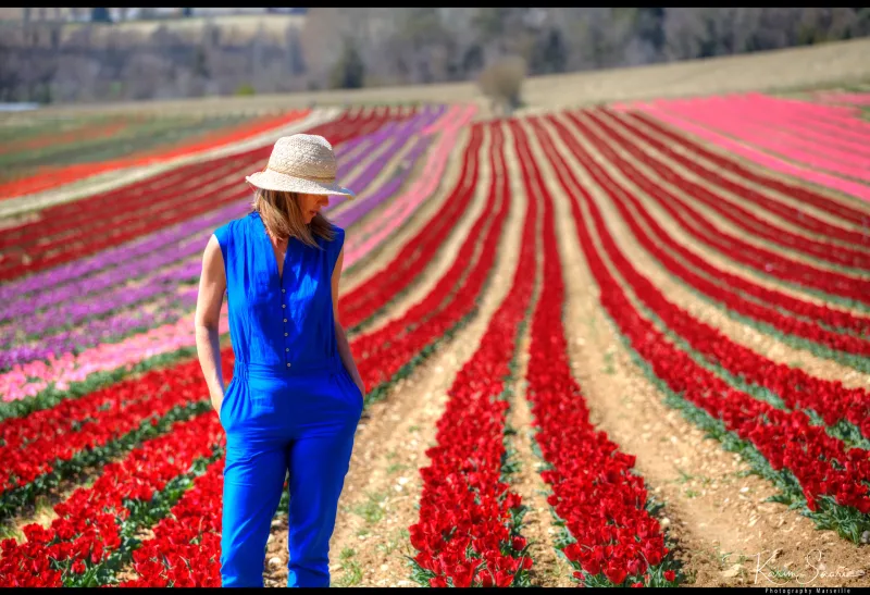 Femme au chapeau de paille dans un champ de tulipes multicolores — photographe Provence Karim Saari