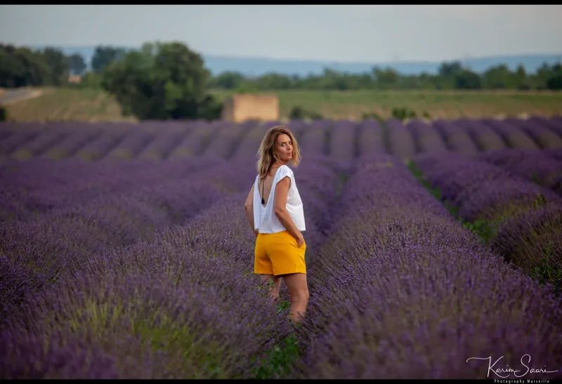 Femme en short jaune dans un champ de lavande de Provence — photographe Valensole Karim Saari