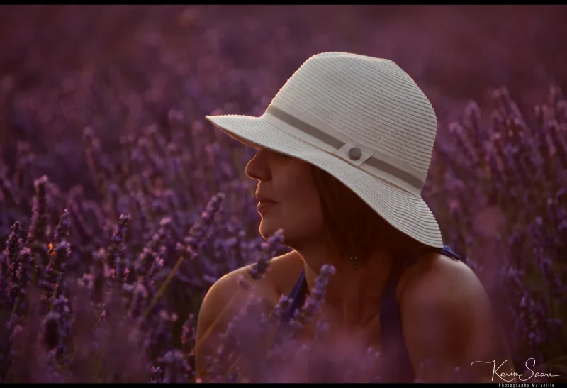 Portrait lumière dorée dans les lavandes de Valensole, chapeau blanc, coucher de soleil — Karim Saari