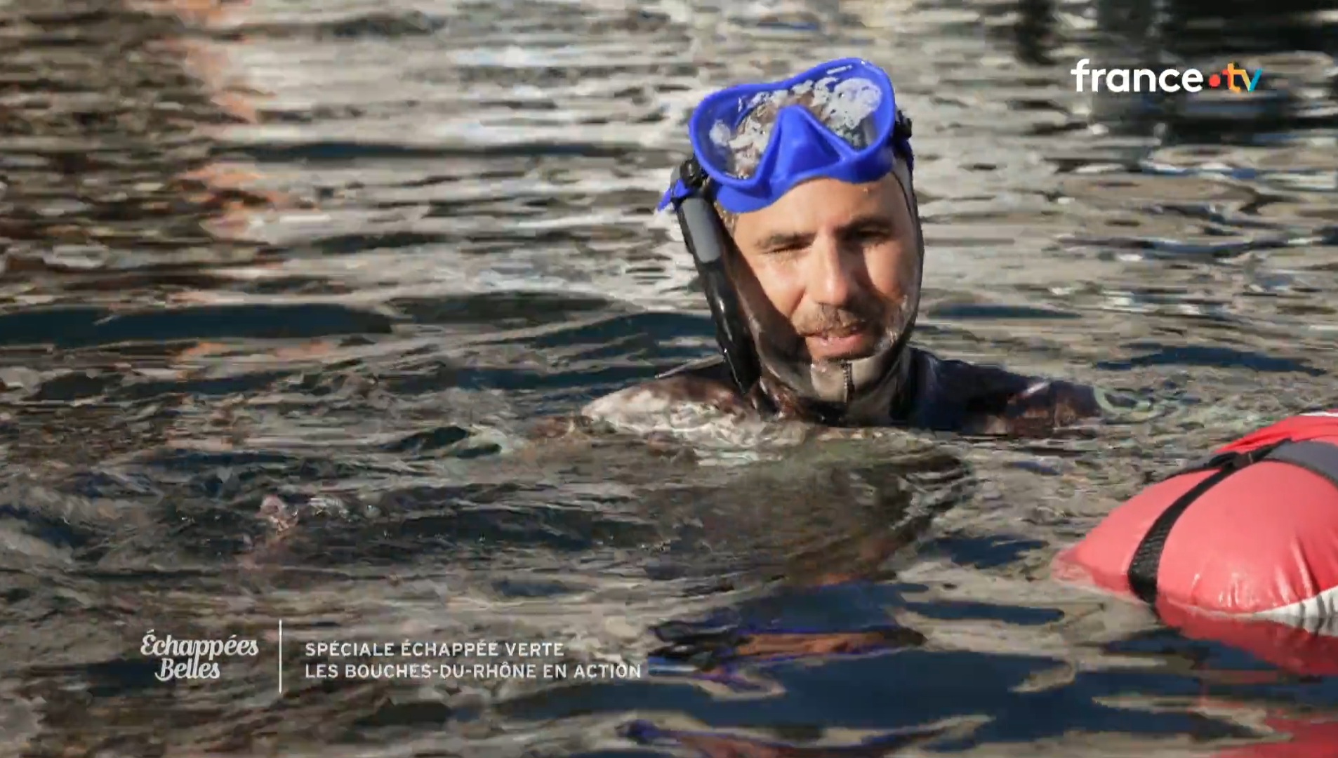 Karim Saari dans Échappées Belles — Dépollution marine Calanques de Marseille